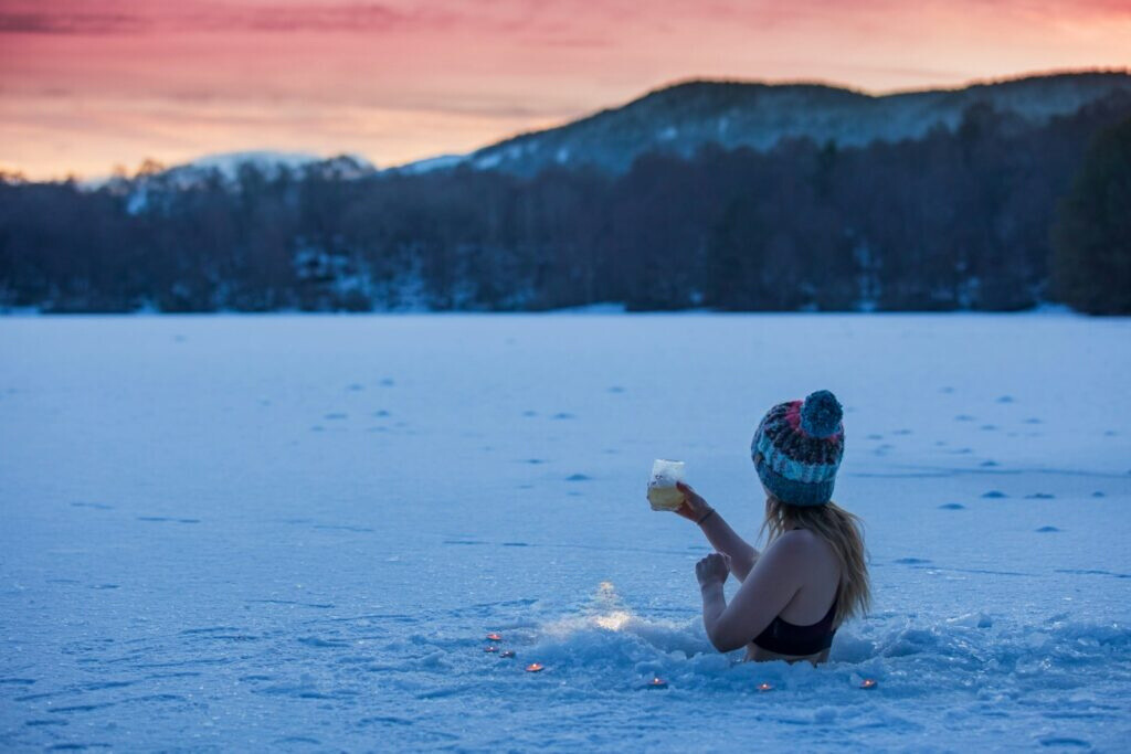 en isbader ligger i isbad midt om vinteren og er sund, en rigtig fitness pige